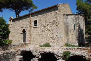 <p>
	Chiesa di San Nicolò ai Cordari e la Piscina romana</p>
